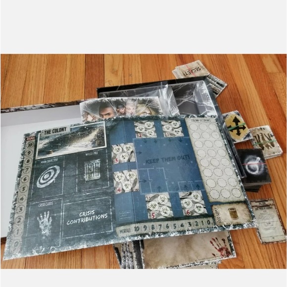 Dead of winter a crossroads board game - Picture 2 of 8